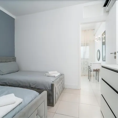 403 - Oura - 2 Bedroom- Sea View Lejlighed *